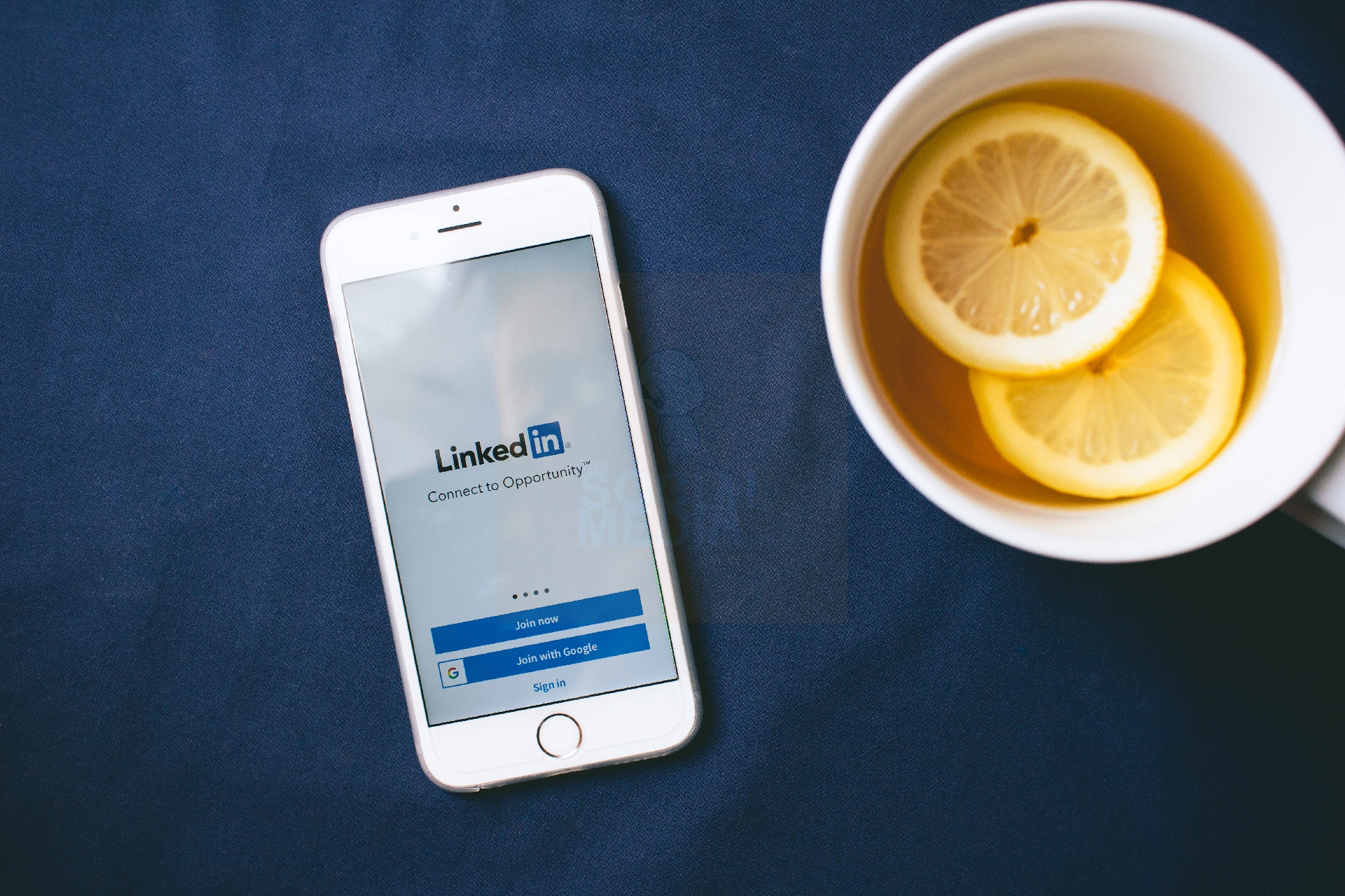 Probablemente hayas oído que LinkedIn es un gran recurso para los que buscan trabajo. Pero, ¿sabías que hay formas específicas de sacar el máximo partido a LinkedIn cuando se busca trabajo?